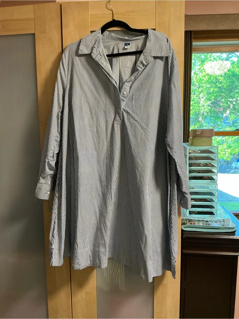 Old Navy Men's Navy and White Pinstripe Casual Button-Down Shirt - Picture 1 of 2